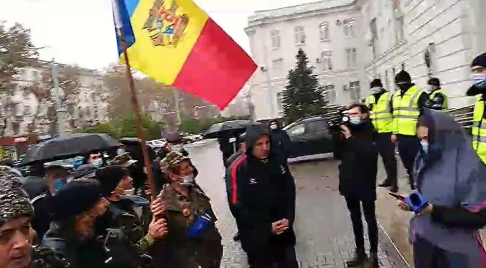 LIVE // Protest la MAI. Veteranii cer demisia lui Pavel Voicu